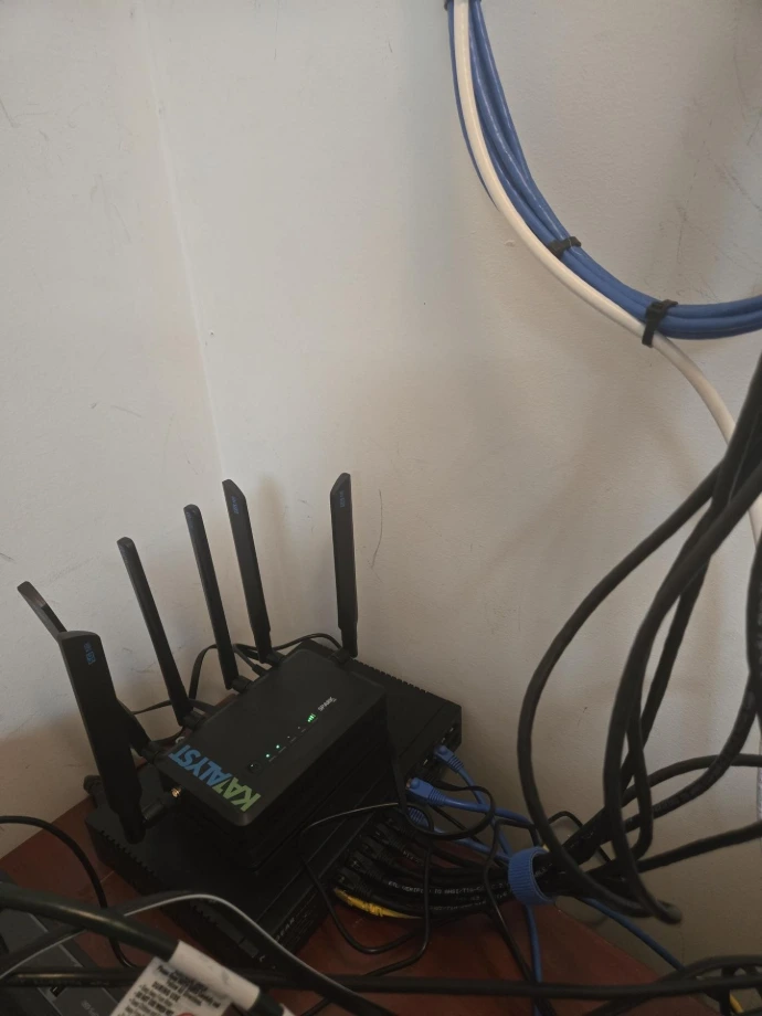 Backup business internet router for wireless failover